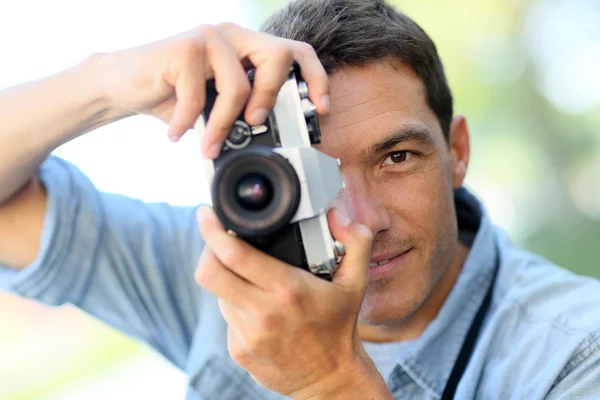 Fotógrafo atirando com câmera velha — Fotografia de Stock