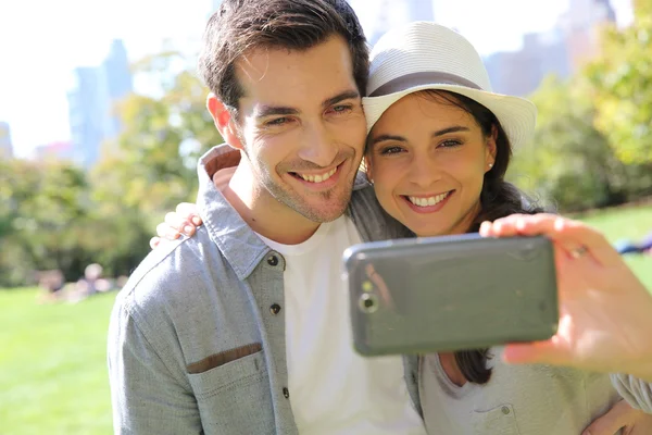Couple taking picture of themselves — Stock Photo, Image