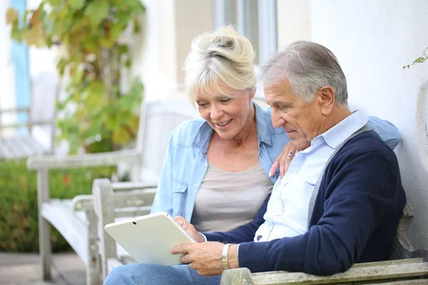 Senior couple websurfing on internet — Stock Photo, Image