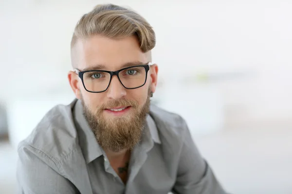 Jeune homme élégant avec barbe — Photo