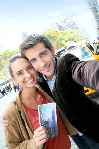 Pareja en la ciudad de Nueva York tomando fotos —  Fotos de Stock