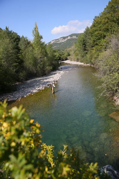 Pêcheur pêche à la mouche dans la rivière — Photo