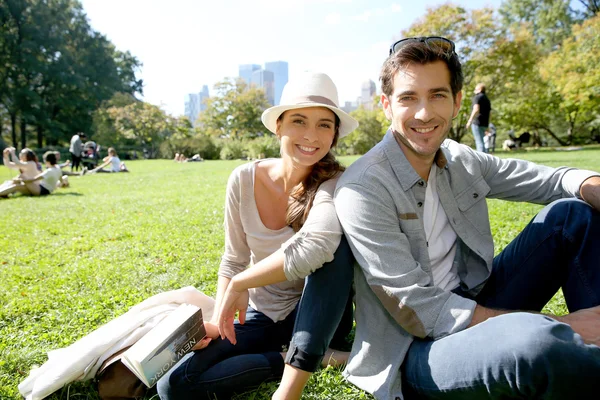 Coppia relax a Central Park — Foto Stock