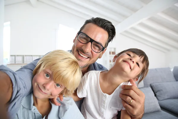 Papá con niños tomando fotos — Foto de Stock