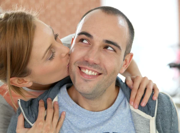 Chica dando beso a novio — Foto de Stock