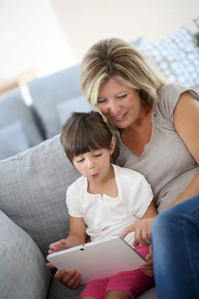 Moeder en dochter spelen op Tablet PC — Stockfoto