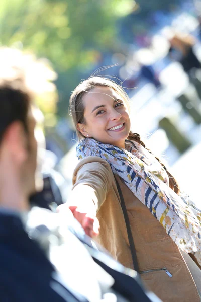 Tjejen drar pojkvän av arm — Stockfoto