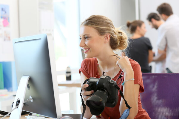 Fotografo donna che lavora in ufficio — Foto Stock