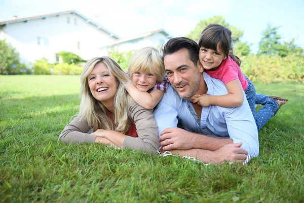 Familia acostada en la hierba — Foto de Stock