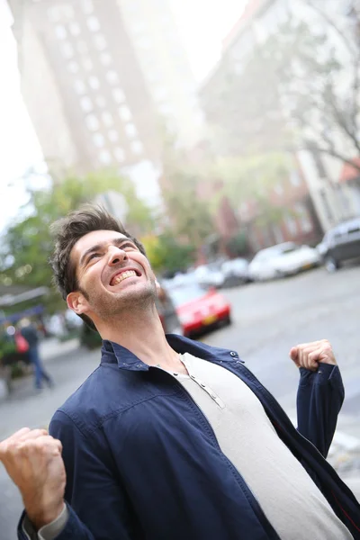 행복과 성공을 표현 하는 남자 — 스톡 사진
