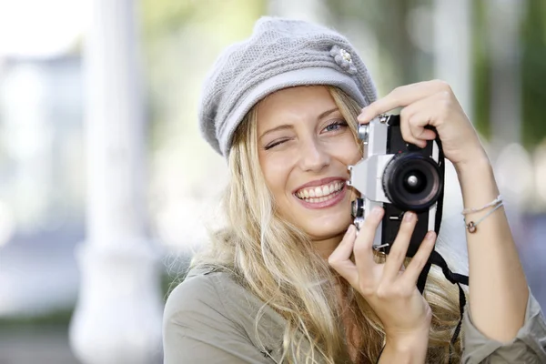 Meisje fotograferen met vintage camera — Stockfoto