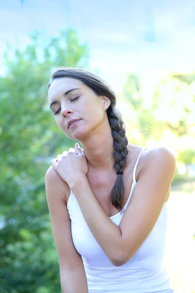 Mujer relajante en ambiente natural — Foto de Stock