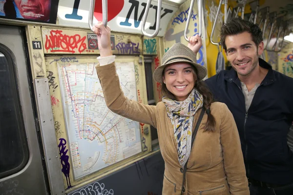 Couple debout dans le métro de New York — Photo