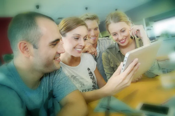 Vänner websurfing med tablett — Stockfoto