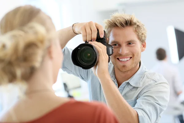 Fotograf schießt Modell im Studio — Stockfoto