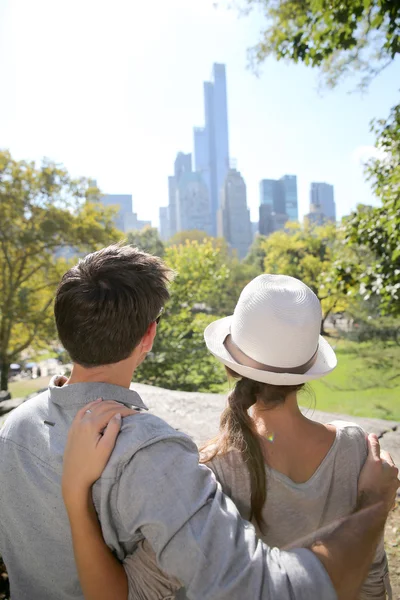 Para w Central Parku korzystających panoramę — Zdjęcie stockowe