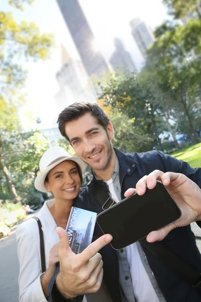 Turistas em Nova York mostrando tela do smartphone — Fotografia de Stock