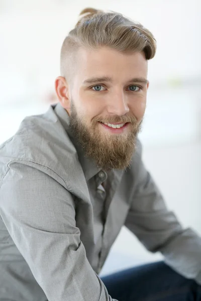 Jovem elegante com camisa cinza — Fotografia de Stock