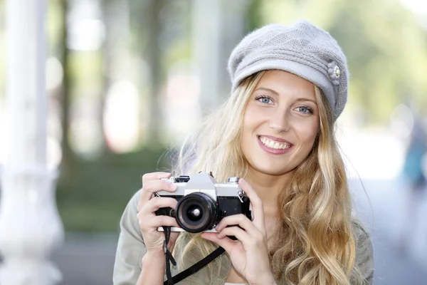 Chica tomando fotos con cámara vintage — Foto de Stock