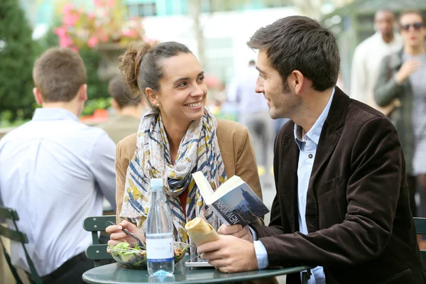 Pareja en Bryant Park almorzando — Foto de Stock