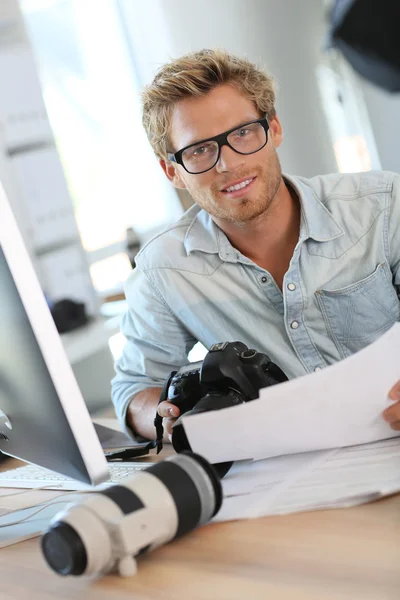 Jeune reporter photographe au bureau — Photo