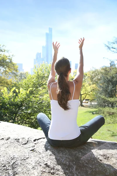 Woman doing yoga exercises in Central Park — Stock Photo, Image