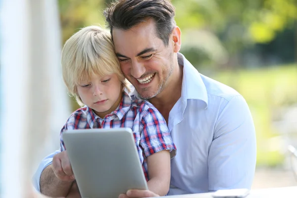 Hombre con hijo usando tableta digital —  Fotos de Stock