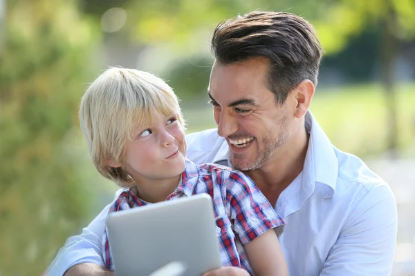 Hombre con hijo usando tableta digital — Foto de Stock