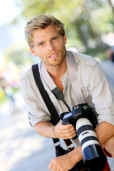 Bonito fotógrafo segurando câmera — Fotografia de Stock