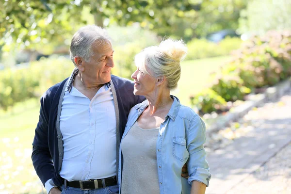 Äldre par promenader tillsammans i park — Stockfoto