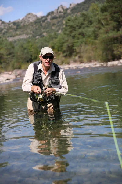 Pêcheur pêchant dans la rivière d'eau douce — Photo