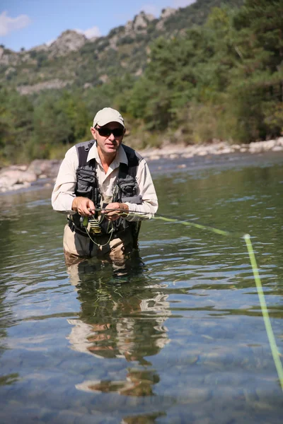 Pescador pescando en río de agua dulce —  Fotos de Stock