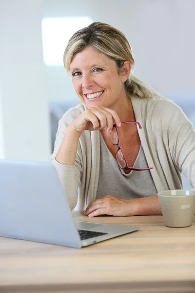 Mulher trabalhando no laptop em casa — Fotografia de Stock