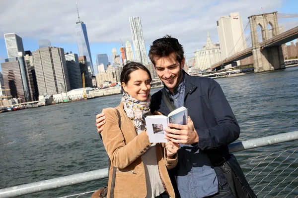 Turistas lendo guia da cidade de Nova York — Fotografia de Stock