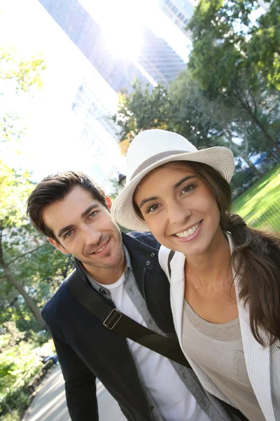 Turistas divirtiéndose visitando Nueva York — Foto de Stock