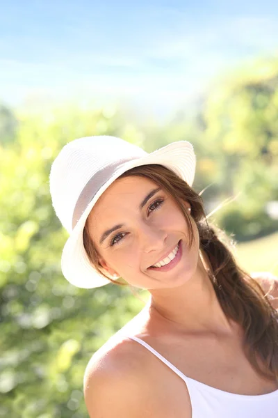 Beautiful woman with hat in park — Stock Photo, Image