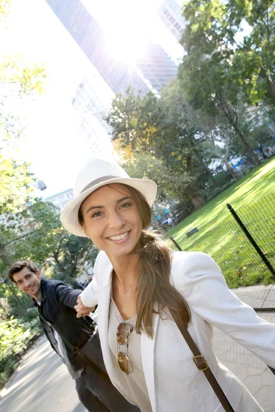 Couple of tourists in Madison Square Park — Stock Photo, Image