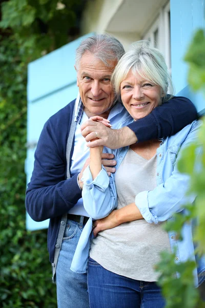 Man omarmen zijn vrouw in house — Stockfoto