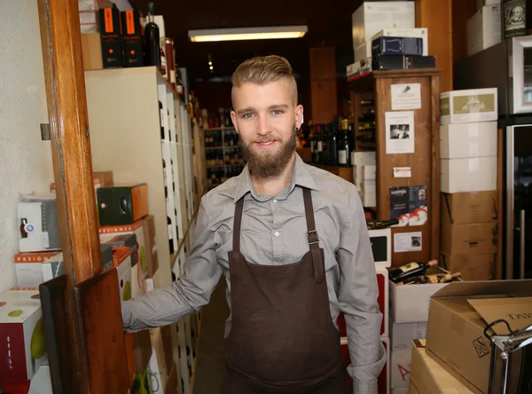 Man som arbetar i vinbutik — Stockfoto