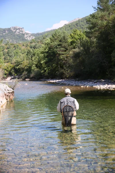 Vliegen visser flyfishing in rivier — Stockfoto