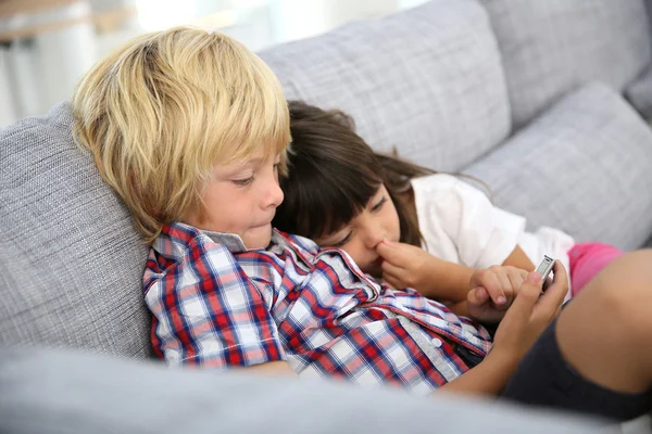 Kids playing with smartphone — Stock Photo, Image