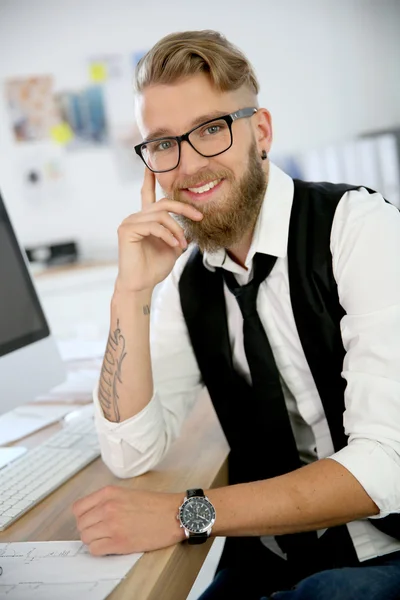 Travailleur de bureau souriant — Photo