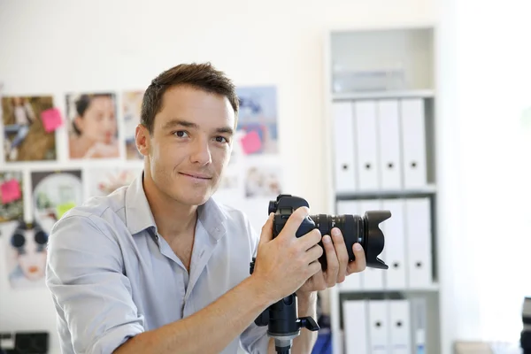 Fotografo che lavora in un'agenzia fotografica — Foto Stock