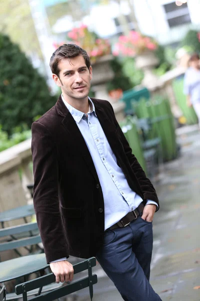 Businessman standing in city steet — Stock Photo, Image