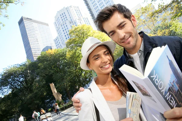 Tourists reading New York city guide — Stock Photo, Image