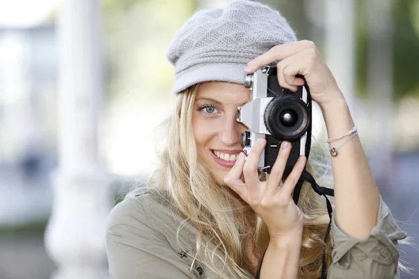 Girl taking pictures with vintage camera — Stock Photo, Image