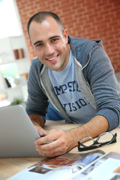 Man thuis websurfing op net — Stockfoto