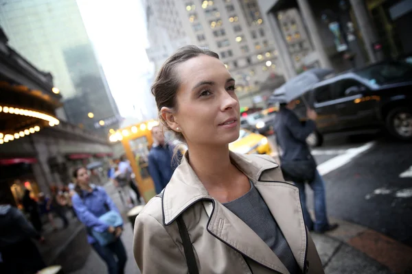雨の日にマンハッタンで実業家 — ストック写真