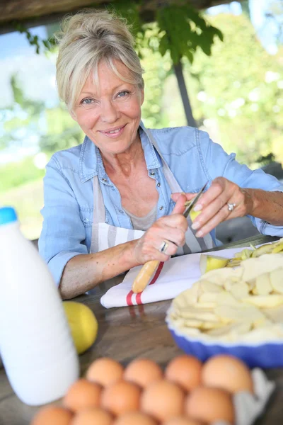 Mujer manzanas de corte para el receptor de pastelería — Foto de Stock