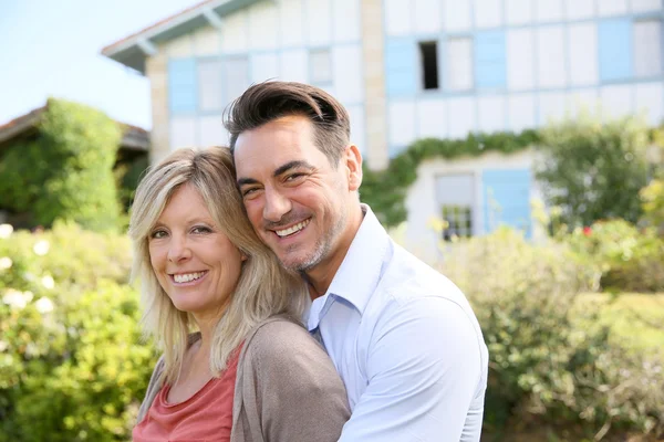 Pareja madura delante de la casa — Foto de Stock